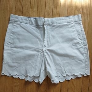 Banana Republic White Scalloped Hem High Waist Shorts With Faux Pockets. Size 8